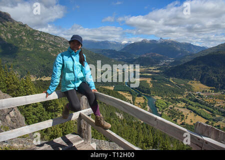 Godendo della vista sopra il possente Fiume Futaleufú, Futaleufú Riserva, Patagonia, Cile Foto Stock