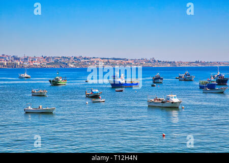 Cascais, Portugal-September 24. 2017: Scenic Cascais acqua anteriore, barche da pesca ormeggiate sulla Praia da Ribeira Foto Stock