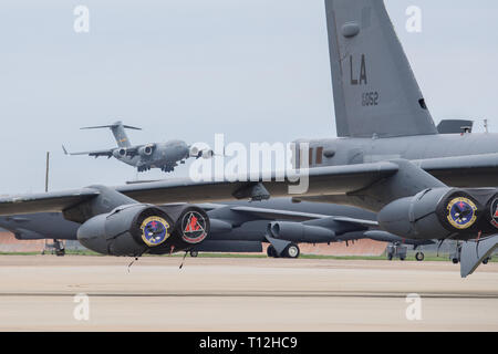 Una C-17 Globemaster III atterra a Barksdale Air Force Base, La., 7 marzo 2019. L'aereo è atterrato a recuperare l'attrezzatura per gli Stati Uniti Comando strategico Bomber Task Force (BTF) in Europa. (U.S. Air Force foto di Senior Airman Cassandra Johnson) Foto Stock