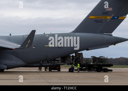 Avieri dal 2 disponibilità logistica Squadron e UNA C-17 Globemaster III Equipaggi attrezzature di carico a Barksdale Air Force Base, La., 7 marzo 2019. Il carico era necessaria per il supporto degli STATI UNITI Comando strategico Bomber Task Force (BTF) in Europa. (U.S. Air Force foto di Senior Airman Cassandra Johnson) Foto Stock