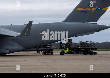 Avieri dal 2 disponibilità logistica Squadron e UNA C-17 Globemaster III Equipaggi attrezzature di carico a Barksdale Air Force Base, La., 7 marzo 2019. Il carico era necessaria per il supporto degli STATI UNITI Comando strategico Bomber Task Force (BTF) in Europa. (U.S. Air Force foto di Senior Airman Cassandra Johnson) Foto Stock