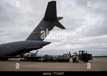 Avieri dal 2 disponibilità logistica squadrone attrezzature di carico su un C-17 Globemaster III a Barksdale Air Force Base, La., 7 marzo 2019. Il carico è stato essenziale per supportare gli avieri dispiegato per RAF Fairford, Inghilterra. (U.S. Air Force foto di Senior Airman Cassandra Johnson) Foto Stock