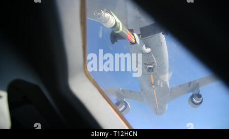 Una C-17A Globemaster III equipaggio assegnati al 3° Airlift Squadron, Dover Air Force Base, Del., conduce il rifornimento di aria di formazione con un Boeing KC-46A Pegasus su Marzo 22, 2019 vicino a Fairchild Air Force Base, nello Stato di Washington La formazione segna la prima volta a dover AFB aeromobili e 3° Airlift Squadron C-17 ha rifornito di combustibile con il nuovo KC-46 Petroliera (U.S. Air Force foto di Tech. Sgt. Laura Beckley). Foto Stock