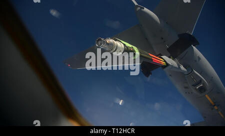 Una C-17A Globemaster III equipaggio assegnati al 3° Airlift Squadron, Dover Air Force Base, Del., conduce il rifornimento di aria di formazione con un Boeing KC-46A Pegasus su Marzo 22, 2019 vicino a Fairchild Air Force Base, nello Stato di Washington La formazione segna la prima volta a dover AFB aeromobili e 3° Airlift Squadron C-17 ha rifornito di combustibile con il nuovo KC-46 Petroliera (U.S. Air Force foto di Tech. Sgt. Laura Beckley). Foto Stock