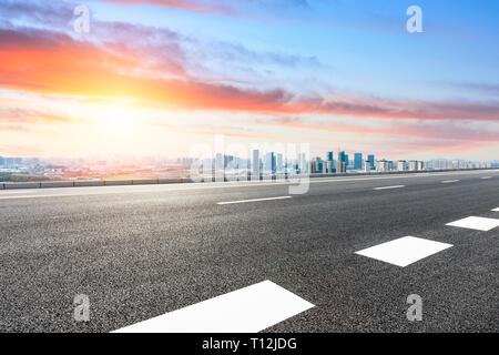 Asfalto autostrada passando attraverso la città sopra a Shanghai al tramonto Foto Stock