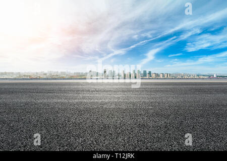 Svuotare strada asfaltata passando attraverso la città sopra a Shanghai Foto Stock