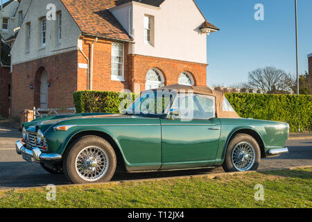 Classic Triumph TR4 sport convertibile in auto racing green parcheggiata vicino le scogliere a Hunstanton, Norfolk, Regno Unito. Foto Stock