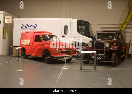 Red Morris post office van, 1931 cantante van e post office bicicletta a Coventry Transport Museum Foto Stock