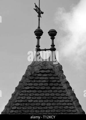 Contrafforte torre di una vecchia villa tetto con tegole in bianco e nero Foto Stock