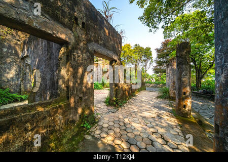 Vecchio resort Villas del popolo francese nella parte superiore di Ba Na montagna. La famosa destinazione turistica di Da Nang, Vietnam Foto Stock