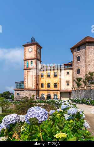 Vista aerea del villaggio francese sulla sommità di Ba Na montagna, con splendidi castelli, edifici, strade e campus. Da Nang, Vietnam Foto Stock