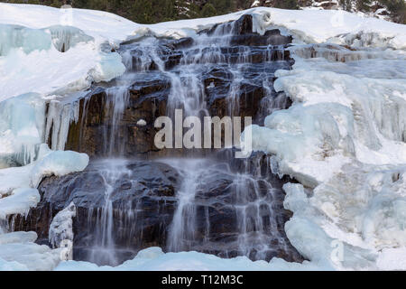 Cascata di Gawa con neve, ghiaccio. Stagione invernale. Stubaital. Austria. Alpi austriache. Europa. Foto Stock