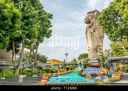 Statua di Sentosa Merlion con decorazioni Deepavali colorate, isola di Sentosa, Singapore Foto Stock