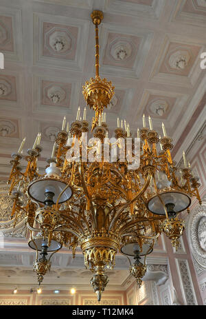 Antico lampadario nel Palazzo Pena esposizione. Sintra, Portogallo Foto Stock