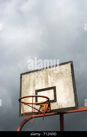Basketball hoop e sky. Foto Stock
