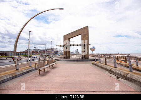 Non si uccidono così anche i cavalli?" da Michael Trainor rifugio sul mare sul lungomare di Blackpool Lancashire Regno Unito Foto Stock