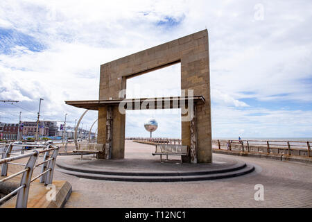 Essi Shoot cavalli,no?' arte da Michael Trainor rifugio sul mare sul lungomare di Blackpool Lancashire Regno Unito Foto Stock