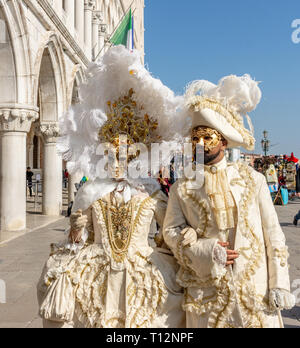 L'Italia, Venezia, Carnevale 2019, persone mascherate a vagare per le città, posa per fotografi e turisti, con bei vestiti. Foto Stock