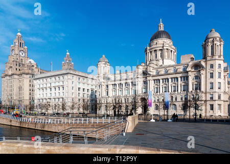 Liverpool, Merseyside, Regno Unito - 24 Febbraio 2019: Le tre grazie consistente del Royal Liver, Cunard e il porto di Liverpool edifici al Pier Head Foto Stock