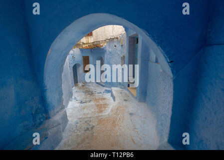 Strada di città blu nella medina. Marocchino tradizionale dettagli architettonici e case dipinte. CHEFCHAOUEN, Marocco Foto Stock