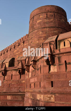 L'imponente arenaria rossa bastioni di Amar Singh Gate, al Forte di Agra. Costruito tra il 1565 e il 1573 dall'Imperatore Akbar, Agra, India Centrale, Asia. Foto Stock
