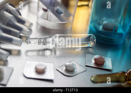Diversi farmaci in bicchieri lungo monodose con vetro Blister in ospedale, immagine concettuale, composizione orizzontale Foto Stock
