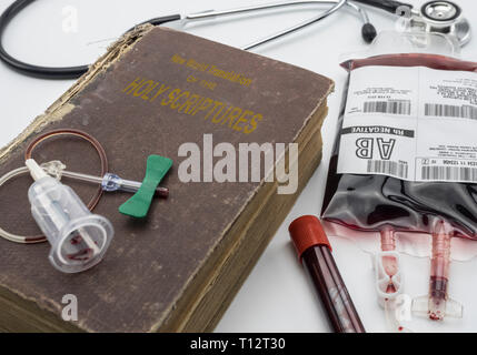 La bibbia dei testimoni di jehova, il concetto di rifiuto di trasfusioni di sangue, immagine concettuale, composizione orizzontale Foto Stock