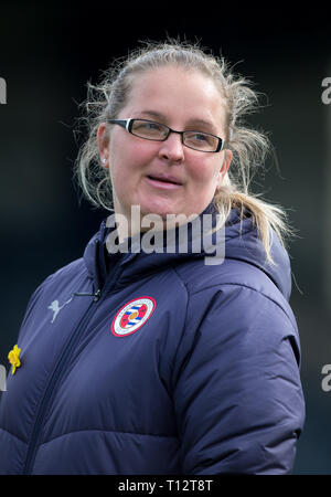 La lettura di Manager Kelly camere durante la donna della FA Cup match QF fra la lettura di donne e il Manchester United donne presso Adams Park, High Wycombe, Engla Foto Stock