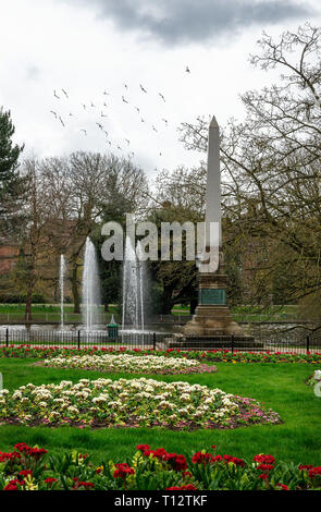 Una vista di una fontana in Jephson Gardens, Royal Leamington Spa Warwickshire, Regno Unito Foto Stock