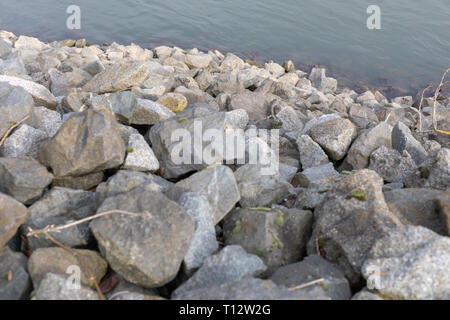 Pietre miliari su fiume in Worms - Germania Foto Stock