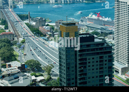 Un lusso di giada e oro sormontato blocco di appartamenti a Sydney che ha vedute del ponte e il porto era una volta un invecchiamento e squallida torre dell'ufficio. Foto Stock