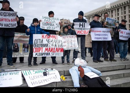 I manifestanti visto tenendo su cartelloni condannando Presidente Petro Poroshenko e i suoi alleati Oligarch durante la dimostrazione. I dimostranti si sono riuniti in piazza Maidan poi hanno marciato per l'amministrazione presidenziale edificio alla chiamata sul Presidente Petro Poroshenko a portare corrompere funzionari governativi per la giustizia. Con delle elezioni in Ucraina che si terrà alla fine di marzo le tensioni politiche di correre molto alta. Foto Stock