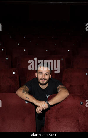 Un elemento maschio di personale si siede in un auditorium vuoto del Duca di Yorks movie theater in Brighton Foto Stock