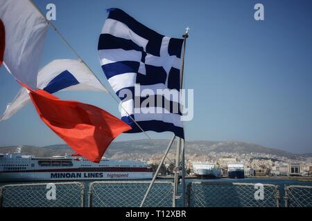 Bandiere visto sventolare sulla fregata della Marina greca "Idra' al Porto del Pireo. A causa del Greco il giorno di indipendenza il porto del Pireo è aperto al pubblico una festività nazionale celebrato ogni anno in Grecia il 25 marzo per commemorare l inizio della guerra greco della sua indipendenza nel 1821. Foto Stock