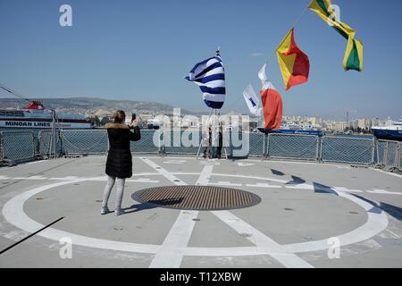 Visitatori visto scattare foto sulla fregata della Marina greca "Idra' al Porto del Pireo. A causa del Greco il giorno di indipendenza il porto del Pireo è aperto al pubblico una festività nazionale celebrato ogni anno in Grecia il 25 marzo per commemorare l inizio della guerra greco della sua indipendenza nel 1821. Foto Stock