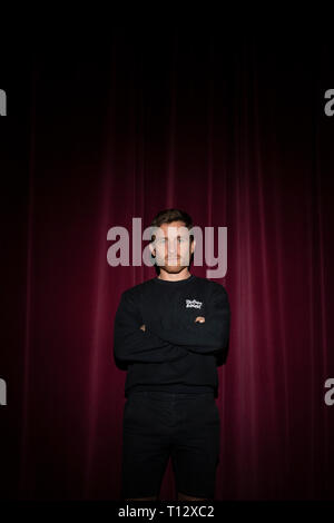 Un elemento maschio di personale si erge nel cinema del Duca di York del cinema in Brighton Foto Stock