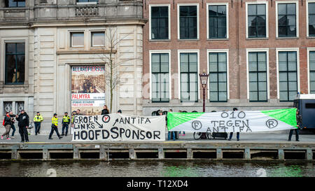 Un estremo del gruppo di destra è visto tenendo due grandi bandiere contro la dimostrazione. Migliaia di persone si sono radunate a Dam Square nel centro di Amsterdam a dimostrare contro il razzismo e la discriminazione. Essi chiedono la diversità e la solidarietà, contro tutte le forme di razzismo e di discriminazione. Inoltre, contro i due politici di estrema destra parti nei Paesi Bassi, il PVV e la FvD che hanno aumentato la loro potenza durante le ultime elezioni nel paese. Un piccolo gruppo di estrema destra ha mostrato durante il cammino tenendo due grandi cartelli e grida di manifestanti. Foto Stock