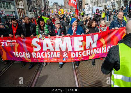 Un gruppo di persone sono visti con il banner principale durante la dimostrazione. Migliaia di persone si sono radunate a Dam Square nel centro di Amsterdam a dimostrare contro il razzismo e la discriminazione. Essi chiedono la diversità e la solidarietà, contro tutte le forme di razzismo e di discriminazione. Inoltre, contro i due politici di estrema destra parti nei Paesi Bassi, il PVV e la FvD che hanno aumentato la loro potenza durante le ultime elezioni nel paese. Un piccolo gruppo di estrema destra ha mostrato durante il cammino tenendo due grandi cartelli e grida di manifestanti. Foto Stock