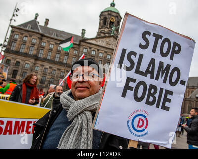 Un uomo è visto tenendo un cartello che dice Stop Islamofobie, durante la dimostrazione. Migliaia di persone si sono radunate a Dam Square nel centro di Amsterdam a dimostrare contro il razzismo e la discriminazione. Essi chiedono la diversità e la solidarietà, contro tutte le forme di razzismo e di discriminazione. Inoltre, contro i due politici di estrema destra parti nei Paesi Bassi, il PVV e la FvD che hanno aumentato la loro potenza durante le ultime elezioni nel paese. Un piccolo gruppo di estrema destra ha mostrato durante il cammino tenendo due grandi cartelli e grida di manifestanti. Foto Stock