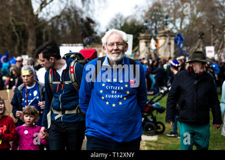 Un manifestante visto indossare un pro maglietta dell'UE durante la dimostrazione. Migliaia di manifestanti radunati a Londra centrale di prendere parte nel mettere la popolazione di marzo. Il mese di marzo a Park Lane a Piazza del Parlamento è stata organizzata dai popoli votazione campagna e chiede una votazione pubblica sui governi Brexit finale della trattativa. Foto Stock