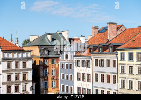 Varsavia, Polonia paesaggio urbano storico con vista di colorati di rosso di edifici di architettura in piazza del mercato nella città vecchia di mattina Foto Stock