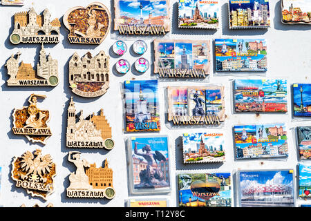 Varsavia, Polonia - Agosto 22, 2018: molti souvenir variopinti colori vibranti immagini MAGNETI PER FRIGORIFERO sul display in shopping street market Foto Stock