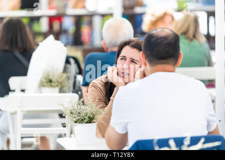 Varsavia, Polonia - Agosto 22, 2018: famosa città vecchia strada storica nella città capitale con gente giovane closeup seduti nel ristorante tabella Foto Stock