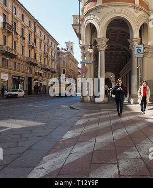 Torino, Italia - CIRCA NEL MARZO 2019: persone nel centro della città Foto Stock