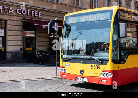 Varsavia, Polonia - Agosto 23, 2018: fermata bus durante la giornata con caffè Costa street sulla Krakowskie Przedmiescie road closeup di orange Colore rosso Foto Stock