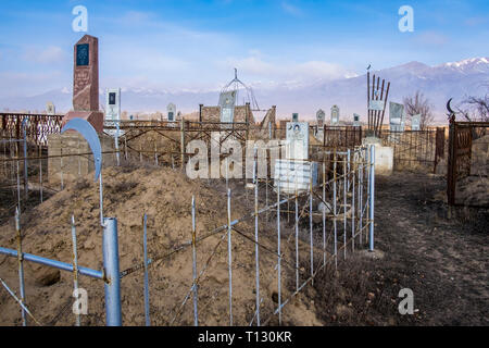 Musulmani, cimitero islamico riempita con una ampia varietà di disegni e modelli grave al lago Issyk Kul in Kirghizistan. Foto Stock