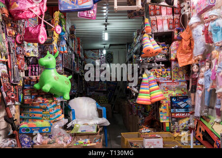 Al Dordoy Bazaar, uno di Asia il più grande dei mercati all'ingrosso a Bishkek, Kirghizistan. Tutte le stalle sono in contenitori di spedizione. Toy Box. Foto Stock