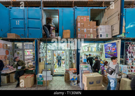 Al Dordoy Bazaar, uno di Asia il più grande dei mercati all'ingrosso a Bishkek, Kirghizistan. Tutte le stalle sono in contenitori di spedizione. Foto Stock