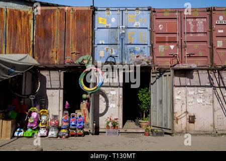 Al Dordoy Bazaar, uno di Asia il più grande dei mercati all'ingrosso a Bishkek, Kirghizistan. Tutte le stalle sono in contenitori di spedizione. Foto Stock