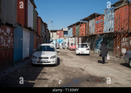 Al Dordoy Bazaar, uno di Asia il più grande dei mercati all'ingrosso a Bishkek, Kirghizistan. Tutte le stalle sono in contenitori di spedizione. Al di fuori del mercato. Foto Stock